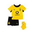 BVB Heimtrikotset 2026/27 für Babys in schwarzgelbem Design. Inklusive Trikot, schwarzer Hose mit BVB-Emblem und gelben Socken mit PUMA-Logo.