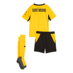 多特蒙德（BVB）26-27赛季主场球衣套装（幼儿款），包含印有“DORTMUND”字样的黑黄双色球衣、配套球裤及球袜。