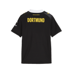Camiseta de visitante del BVB de la temporada 2026/27 en negro y amarillo para niños, vista trasera con la inscripción «DORTMUND», cuello blanco y logotipos de PUMA y Polestar en la manga.