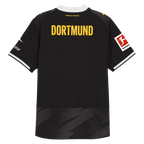 Rückansicht des schwarzgelben BVB-Auswärtstrikots 26-27 mit DORTMUND-Schriftzug am Rücken, PUMA-Logo und Bundesliga-Logo auf dem Ärmel.