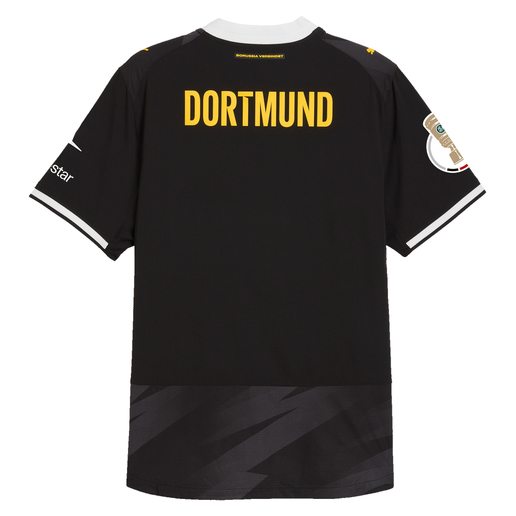 Rückseitige Ansicht des BVB-Auswärtstrikots Authentic 2026/2027 in Schwarz mit gelbem DORTMUND-Schriftzug und Sponsorenlogos, designed von PUMA.