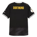 Rückseitige Ansicht des BVB-Auswärtstrikots Authentic 2026/2027 in Schwarz mit gelbem DORTMUND-Schriftzug und Sponsorenlogos, designed von PUMA.