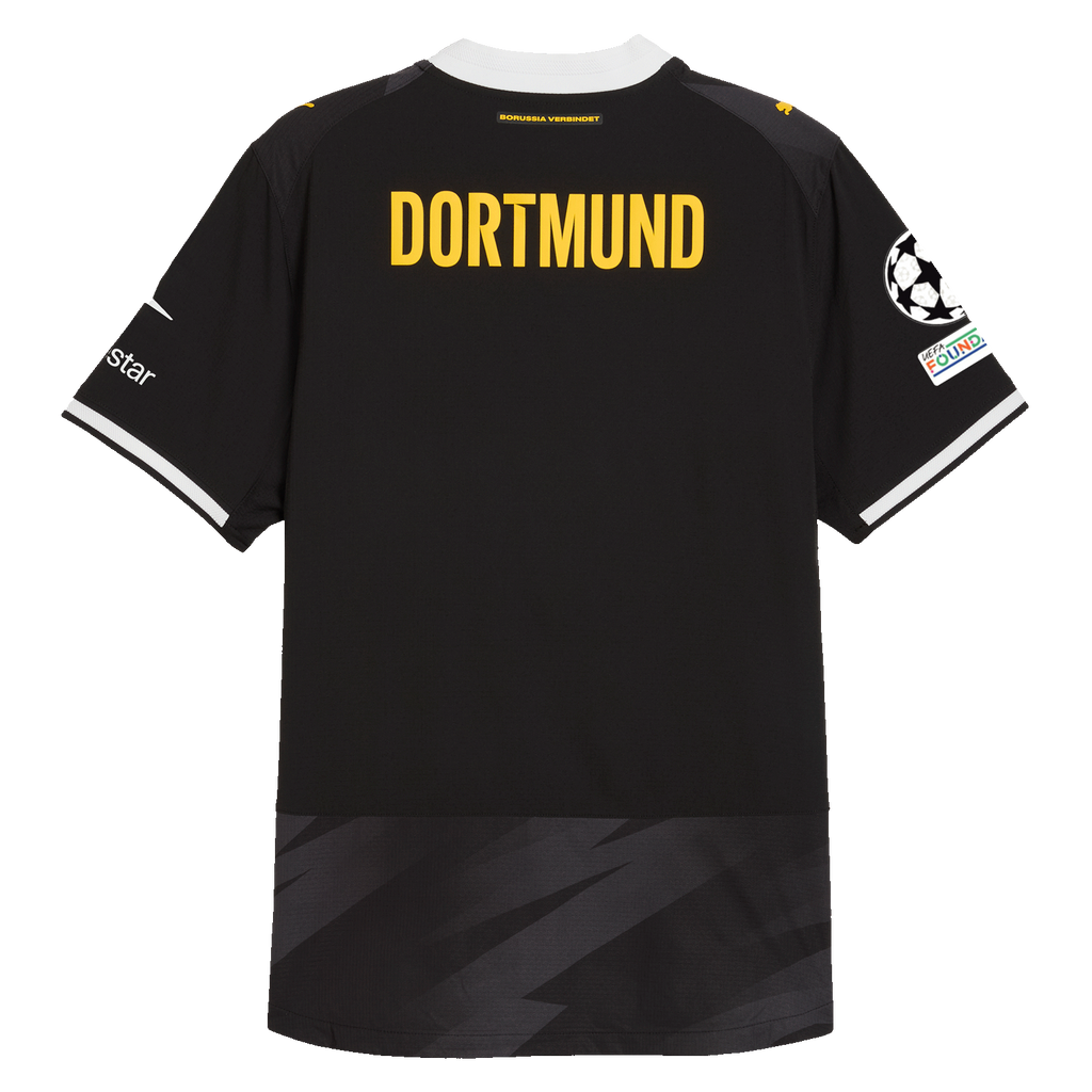 Rückansicht des BVB-Auswärtstrikots Authentic 26-27 in schwarzgelber Farbgebung mit DORTMUND-Schriftzug, PUMA-Logo und Champions-League-Badge.