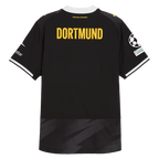 Rückansicht des BVB-Auswärtstrikots Authentic 26-27 in schwarzgelber Farbgebung mit DORTMUND-Schriftzug, PUMA-Logo und Champions-League-Badge.