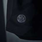 Detailansicht des BVB Auswärtstrikots Authentic für die Saison 2026/27 in schwarzem Design mit dezentem Muster und Lizenzanhänger.