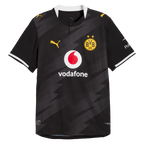 Das BVB Auswärtstrikot Authentic für die Saison 26-27 in schwarz mit gelben Details, BVB- und PUMA-Logos sowie Vodafone- und Polestar-Branding.