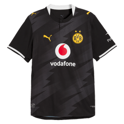 26-27シーズンのBVBアウェイユニフォーム「Authentic」。カラーはブラックで、黄色のディテール、BVBおよびPUMAのロゴ、さらにVodafoneとPolestarのブランドロゴが施されています。
