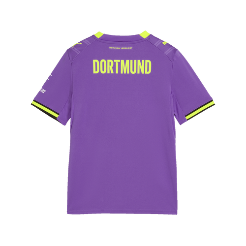 La camiseta alternativa morada del BVB para la temporada 2026/27 para niños, vista desde atrás, con la inscripción «Dortmund» en amarillo y detalles amarillos en las mangas.