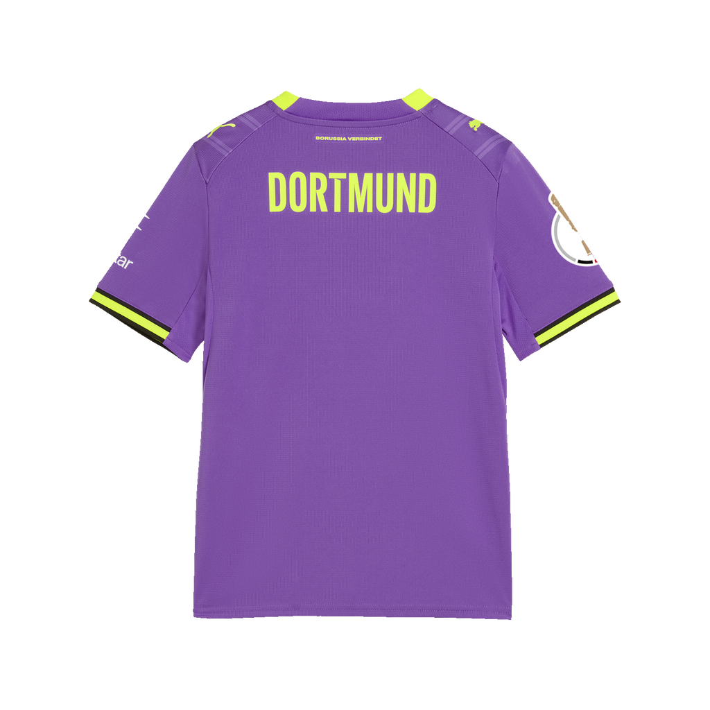 Le maillot alternatif violet du BVB de la saison 2026/27 pour enfants, vu de dos, avec l'inscription « DORTMUND » en jaune, des touches de couleur jaune et le logo PUMA.