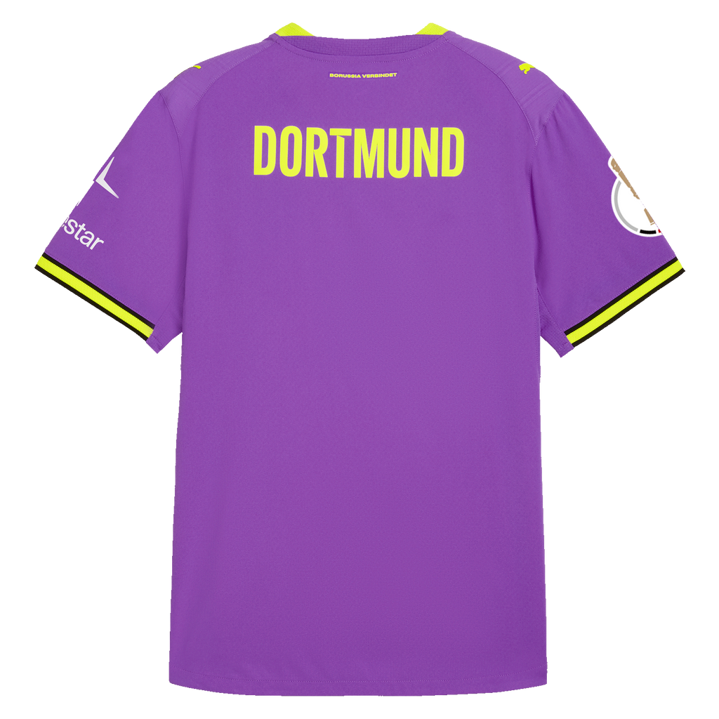 The purple BVB Authentic away jersey for the 2026/2027 season features a back view with yellow “DORTMUND” lettering and sponsor logos on the sleeves. Sporty and stylish for every BVB fan.