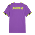 Das lila BVB-Ausweichtrikot 2026/2027 für Frauen, Rückansicht mit gelben Akzenten, DORTMUND-Schriftzug und kurzem Ärmel.