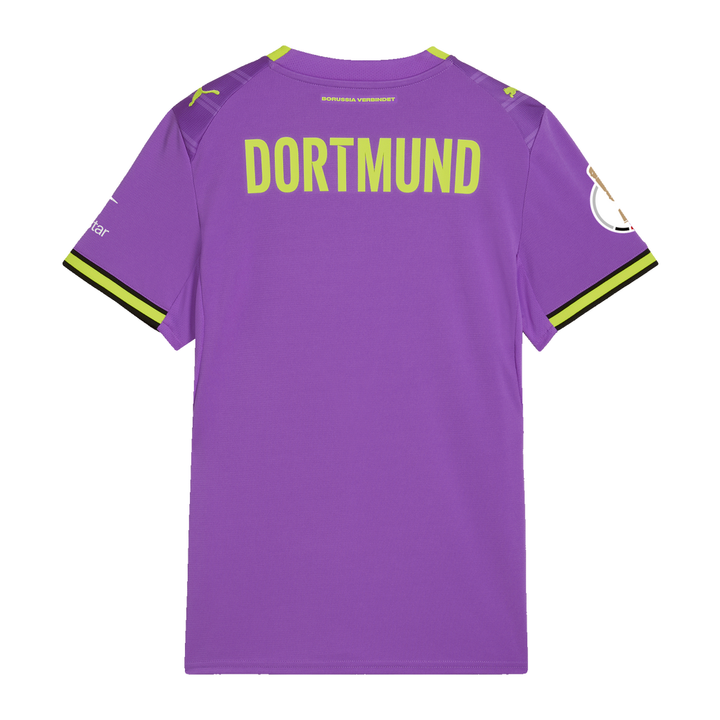 Rückansicht des lila BVB-Ausweichtrikots 26-27 für Frauen mit neon-gelbem DORTMUND-Schriftzug und schwarzgelben Akzenten.