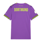 Rückansicht des lila BVB-Ausweichtrikots 26-27 für Frauen mit neon-gelbem DORTMUND-Schriftzug und schwarzgelben Akzenten.