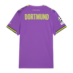 Rückansicht des lila BVB-Ausweichtrikots für Frauen der Saison 2026/27 mit gelben Akzenten, DORTMUND-Schriftzug und Champions-League-Patch auf dem linken Ärmel.