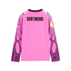 Vista posteriore della maglia da portiere del BVB 26/27, di colore viola con motivi rosa e neri, a maniche lunghe, con la scritta “Dortmund”.