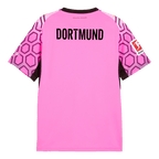 Maglia da portiere del BVB viola stagione 26-27, vista posteriore con la scritta “DORTMUND”, logo della Bundesliga sulla manica e motivo grafico.