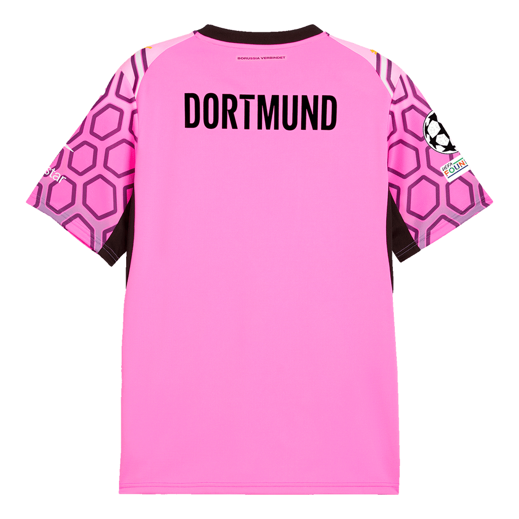 Vista posteriore della maglia da portiere del BVB numero 26-27, di colore lilla, con la scritta “Dortmund” in nero e un motivo geometrico sulle maniche.