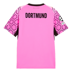 Vista posteriore della maglia da portiere del BVB numero 26-27, di colore lilla, con la scritta “Dortmund” in nero e un motivo geometrico sulle maniche.