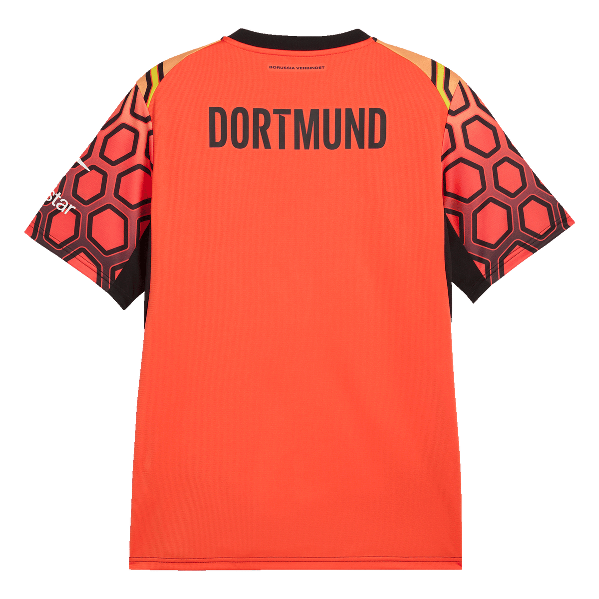 Rückansicht des roten BVB Torwarttrikots der Saison 26-27 mit schwarzem Kragen, DORTMUND Schriftzug und Hexagon-Muster auf den Ärmeln.