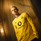 BVB langärmeliges Heimtrikot 2026/27 in schwarzgelb mit offiziellen Logos von BVB, PUMA, Vodafone und Polestar.