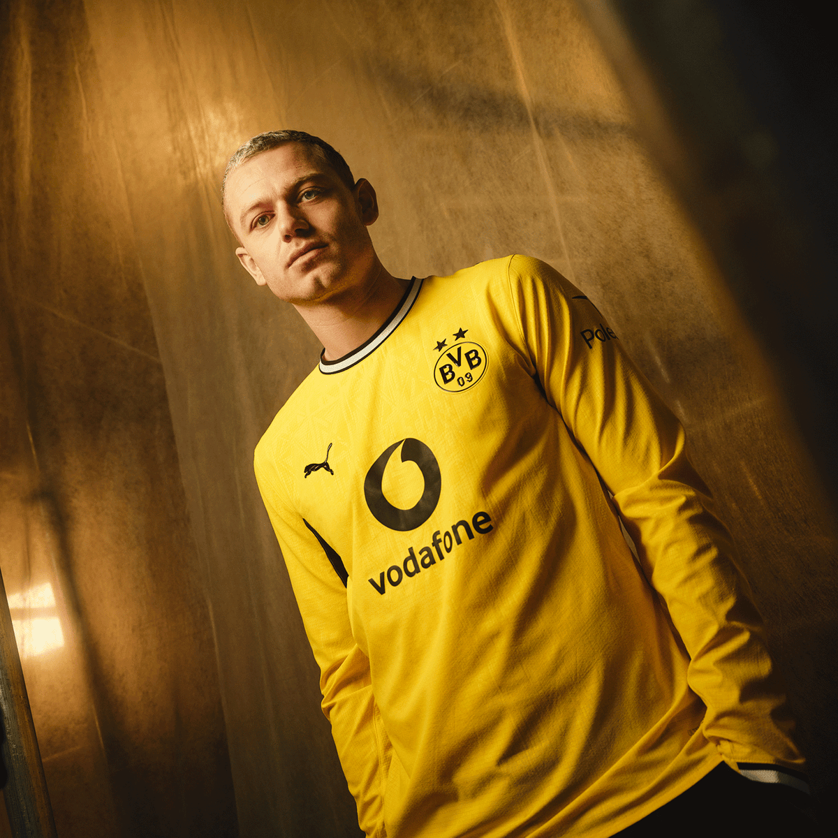 BVB langärmeliges Heimtrikot 2026/27 in schwarzgelb mit offiziellen Logos von BVB, PUMA, Vodafone und Polestar.