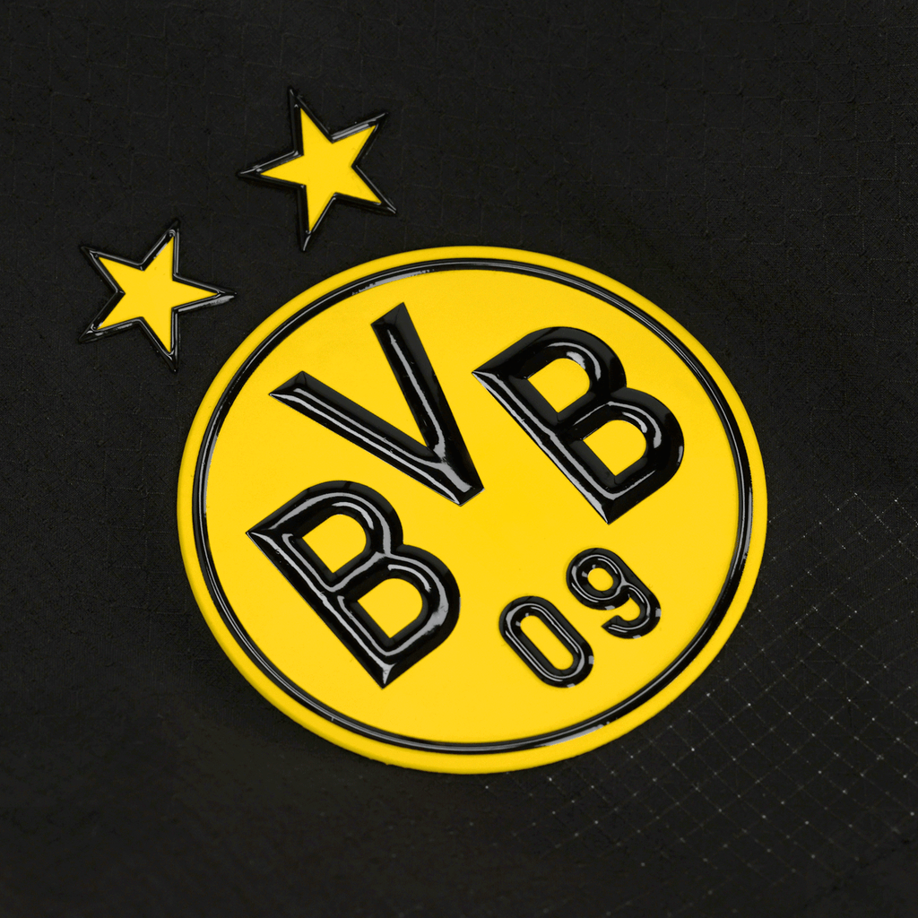 Gros plan sur un short noir du BVB de la saison 2026/27, orné d'un logo BVB jaune sur le devant.