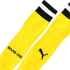 Gelbe BVB-Stutzen mit schwarzem BVB 09 Schriftzug und schwarzem Puma-Logo, detailreiche Darstellung der Stutzen.