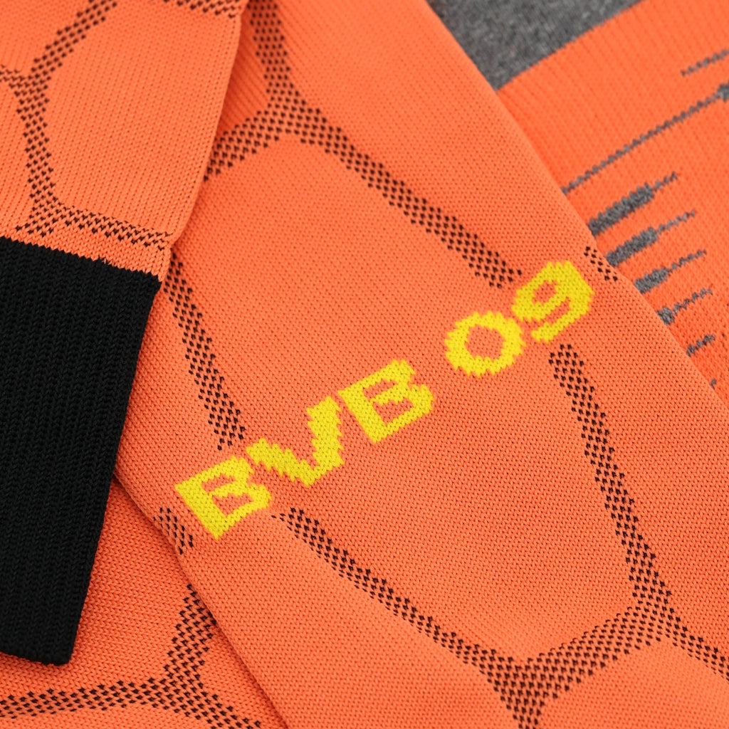Rote BVB-Stutzen mit gelbem ‚BVB 09‘ Schriftzug und schwarzem Bündchen, speziell für Torhüter aus der Kollektion, Detailansicht.