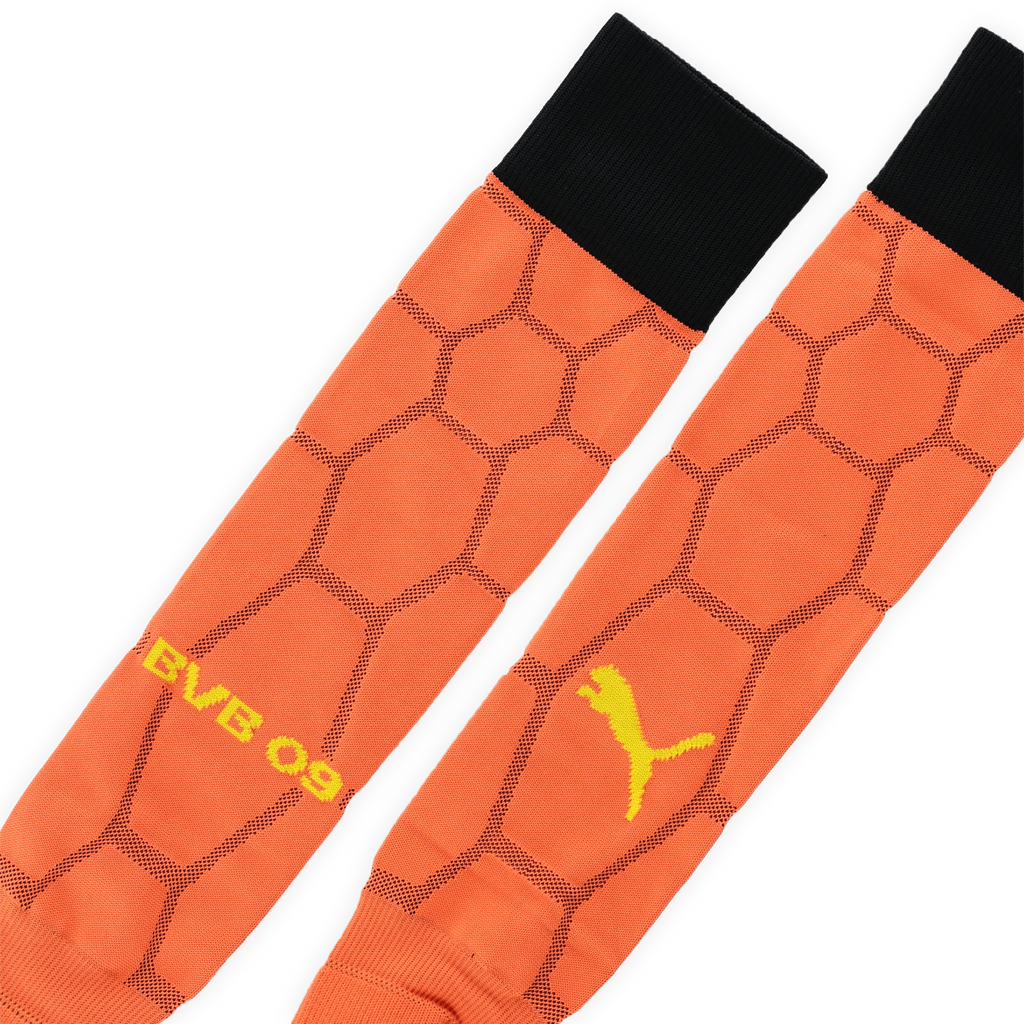 Orangefarbene BVB 09 Torwart-Stutzen mit schwarzem Abschluss, gelbem Puma-Logo und BVB 09-Schriftzug. Detailaufnahme des Designs.