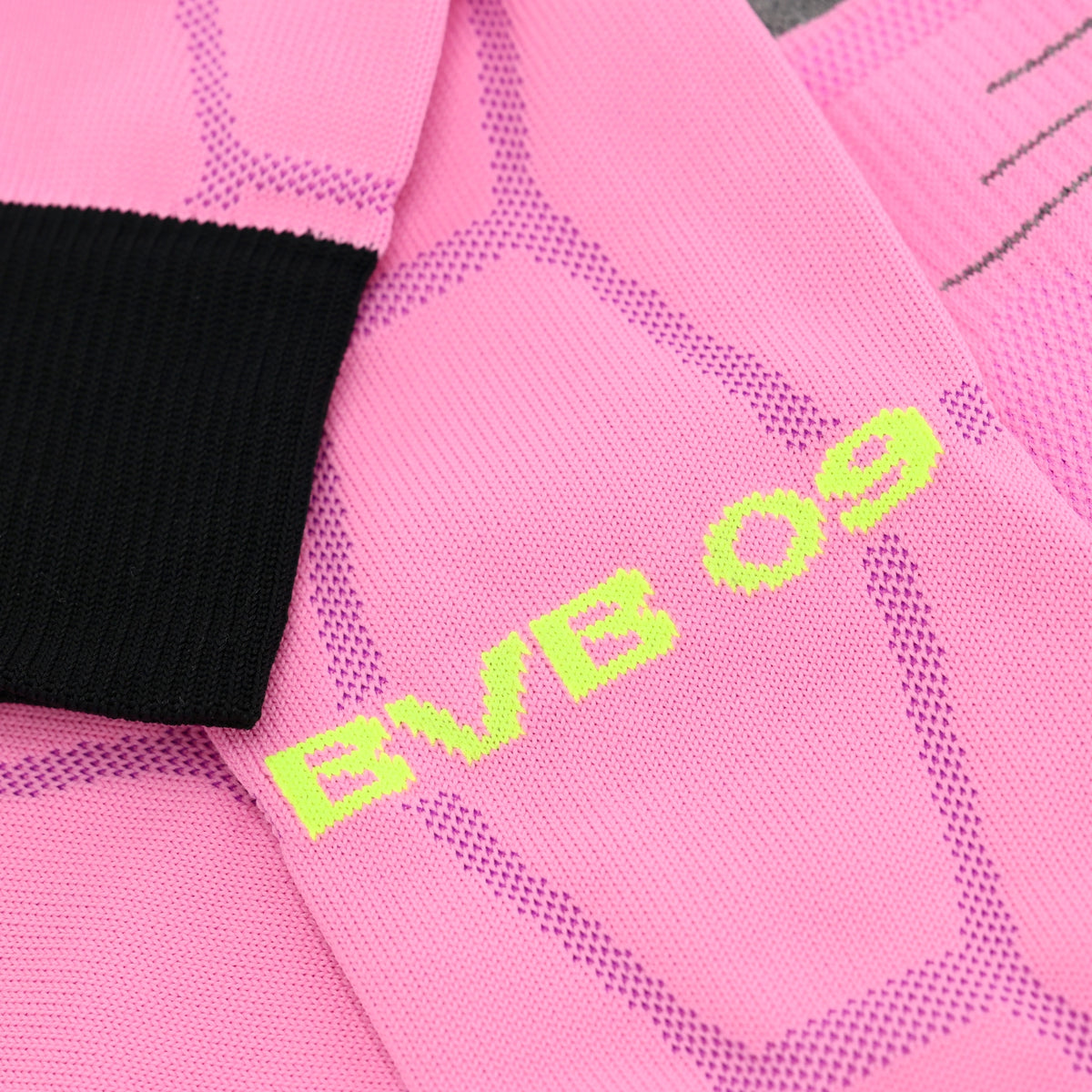 Lila-pinke BVB-Stutzen mit gelber BVB 09-Aufschrift und schwarzem Bündchen, Detailaufnahme.