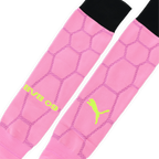 Torwart Stutzen in lila-pink mit modernem Wabenmuster, schwarzem Bund, BVB 09 und Puma-Logo in gelber Schrift, ideal für Fans und Spieler.