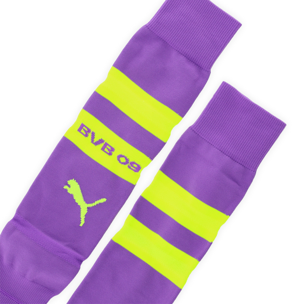 Lila BVB-Stutzen mit gelben Streifen, BVB 09-Schriftzug und Puma-Logo, gezeigt in einer Nahaufnahme.