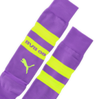 Lila BVB-Stutzen mit gelben Streifen, BVB 09-Schriftzug und Puma-Logo, gezeigt in einer Nahaufnahme.
