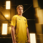 Gelbes BVB Warm-up T-Shirt mit schwarzem PUMA-Logo und BVB-Emblem, ideal für Fans von Borussia Dortmund.