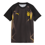Schwarzgelbes BVB Warm Up T-Shirt der Saison 2026/27. Mit BVB-Logo, PUMA-Logo und modernem Design. Perfekt für Fans und Training.
