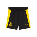 サイドに黄色のストライプが入った、子供用の黒いBVBトレーニングショーツ。左側にはBVBのロゴ、右側にはPUMAのロゴが入っており、正面からの写真。