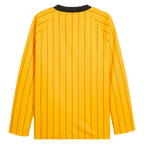 Vista trasera de una camiseta amarilla de manga larga del BVB con rayas negras y cuello negro, para los aficionados del Borussia Dortmund.