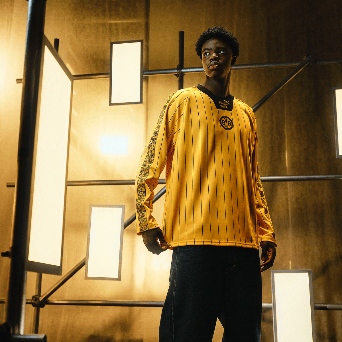 Camiseta de manga larga amarilla «BVB King» 26/27 con diseño en negro y amarillo, el escudo del BVB en el pecho y un elegante estampado a rayas, ideal para los aficionados del Borussia Dortmund.
