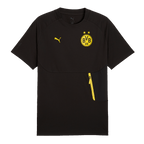 2026/27赛季黑色多特蒙德（BVB）Puma Tech Pocket T恤，配有黄色多特蒙德队徽、黄色拉链和Puma标志，是多特蒙德球迷的理想之选。