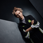 BVB Puma Tech-X 运动夹克，采用黑黄配色，饰有黄色BVB标志和PUMA猫图案，运动风格设计，专为多特蒙德球迷打造。