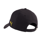 一顶彪马（Puma）品牌的黑色多特蒙德（BVB）棒球帽，配有黄色标志，背面视图，可调节扣带。