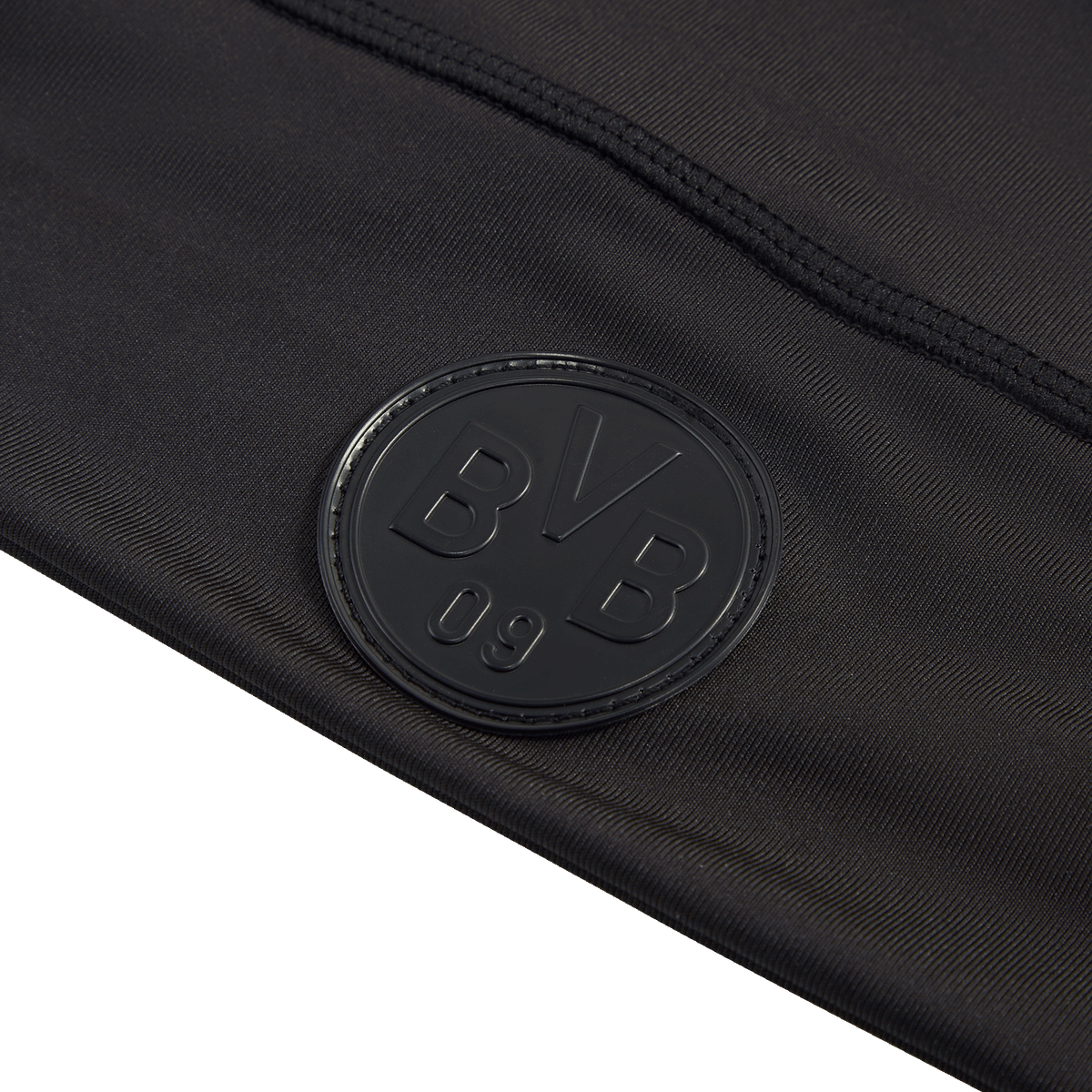 Schwarze BVB-Puma-Mütze mit prägnantem BVB 09-Logo, detailreiche Darstellung des Designs.