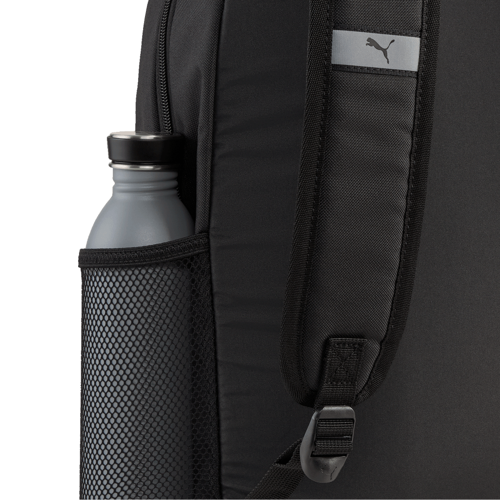 Mochila negra del BVB de PUMA con un bolsillo de malla en el lateral, en el que cabe una botella. Ideal para aficionados y para el tiempo libre.