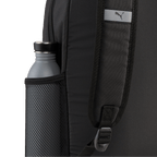 Mochila negra del BVB de PUMA con un bolsillo de malla en el lateral, en el que cabe una botella. Ideal para aficionados y para el tiempo libre.
