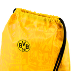 Puma 推出的 BVB 09 运动包，黄色底色，配有黑色 BVB 标志和抽绳，饰有黑黄相间的图案，是多特蒙德球迷的理想配饰。