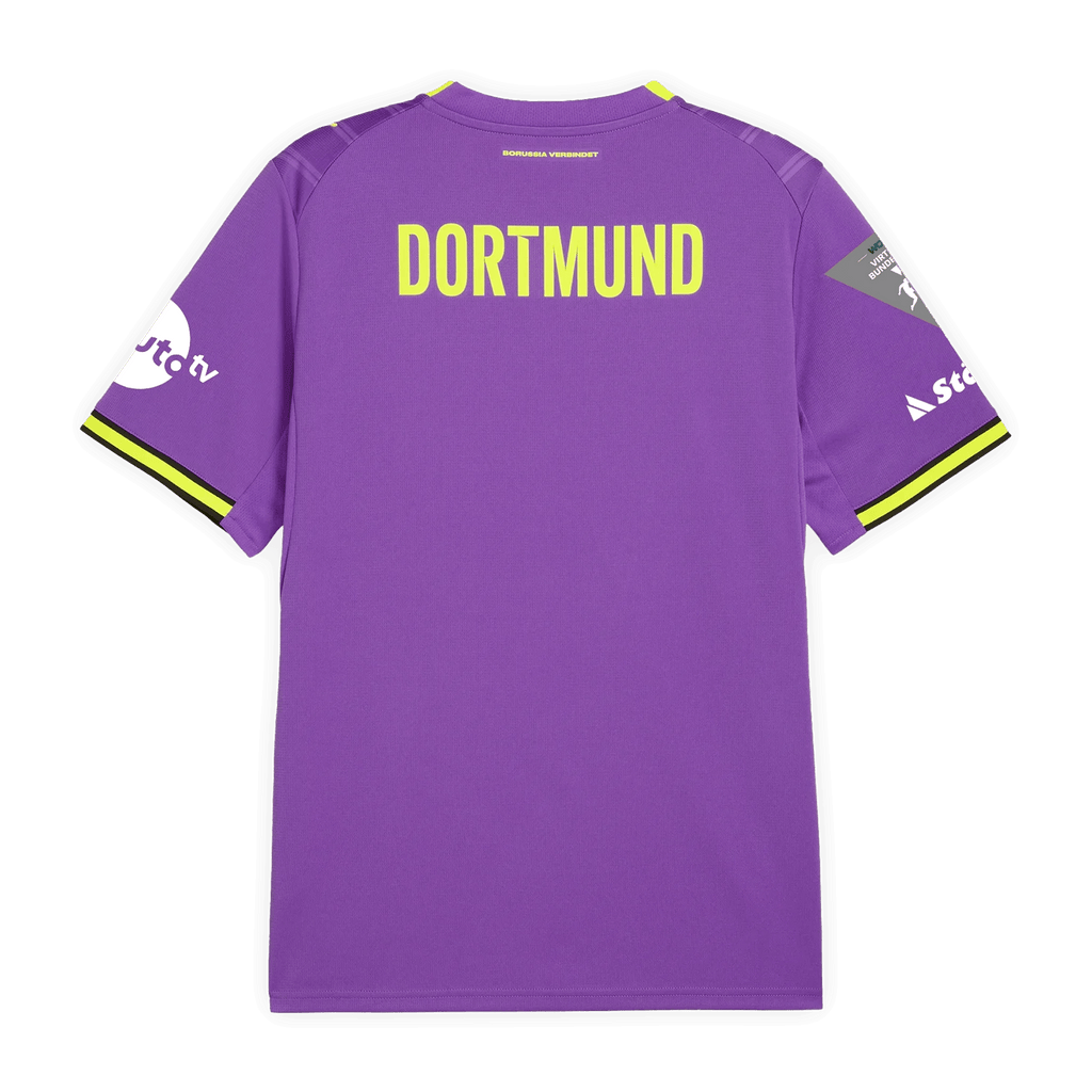 Rückansicht des BVB-Gaming-Trikots der Saison 26-27 in Lila mit gelbem 'DORTMUND'-Schriftzug, Puma-Logo und Sponsorenlogos auf den Ärmeln.