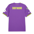 Rückansicht des BVB-Gaming-Trikots der Saison 26-27 in Lila mit gelbem 'DORTMUND'-Schriftzug, Puma-Logo und Sponsorenlogos auf den Ärmeln.