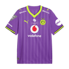 Lila BVB-Gaming-Trikot der Saison 26-27 mit gelben Akzenten, BVB-Emblem, Puma-Logo und Sponsorenlogos von Vodafone, Evonik und Plus in der Vorderansicht.