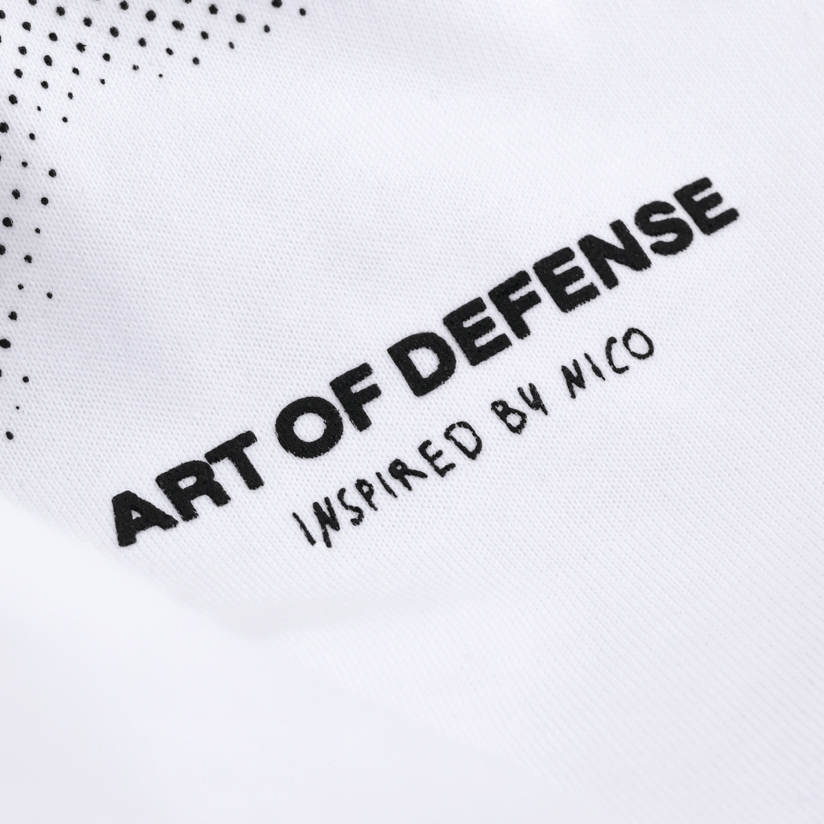 Weißes BVB T-Shirt mit schwarzem 'Art of Defense' Schriftzug inspiriert von Nico, Detailansicht.