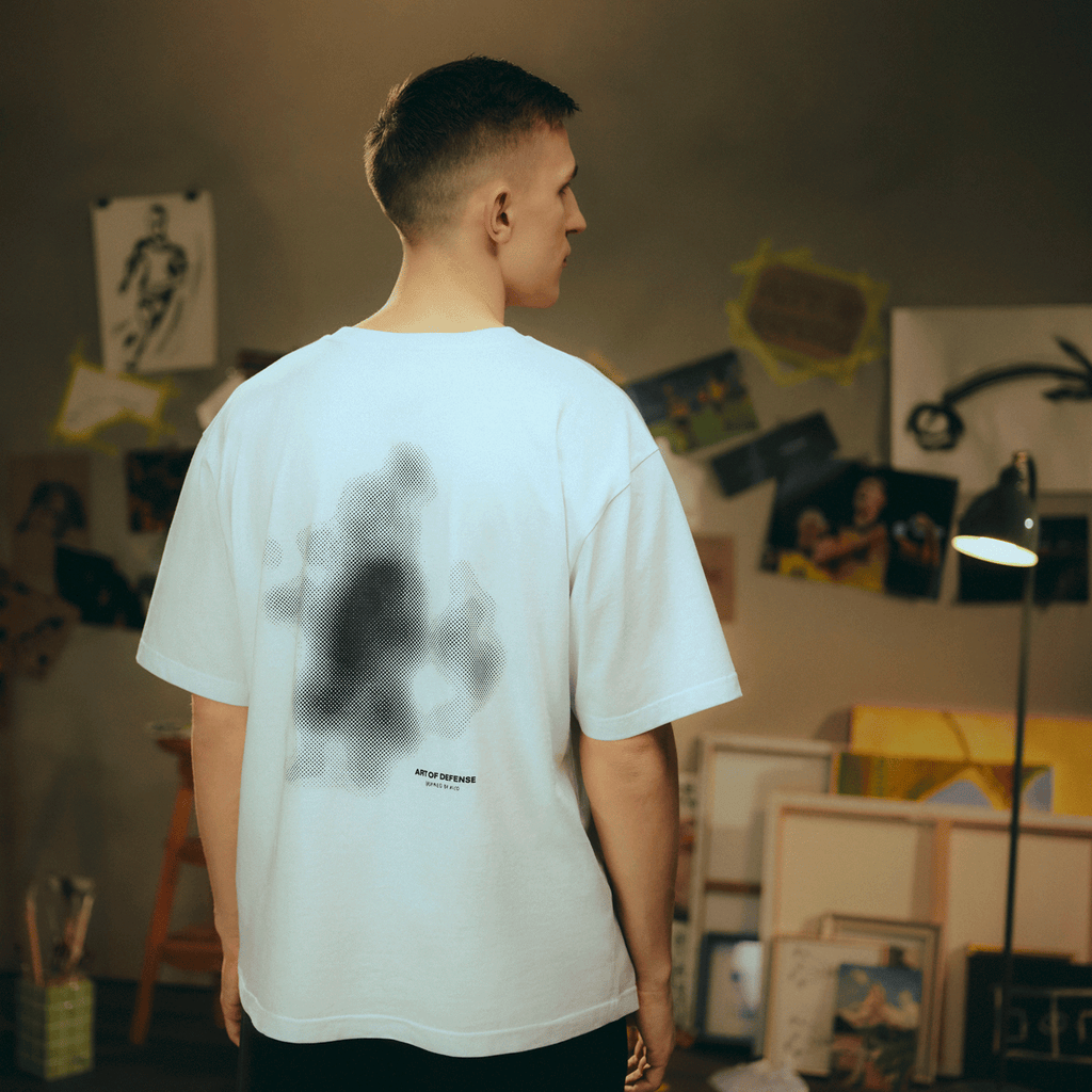 Weißes BVB T-Shirt mit auffälligem Art of Defense Design auf der Rückseite, ideal für Fans von Borussia Dortmund.